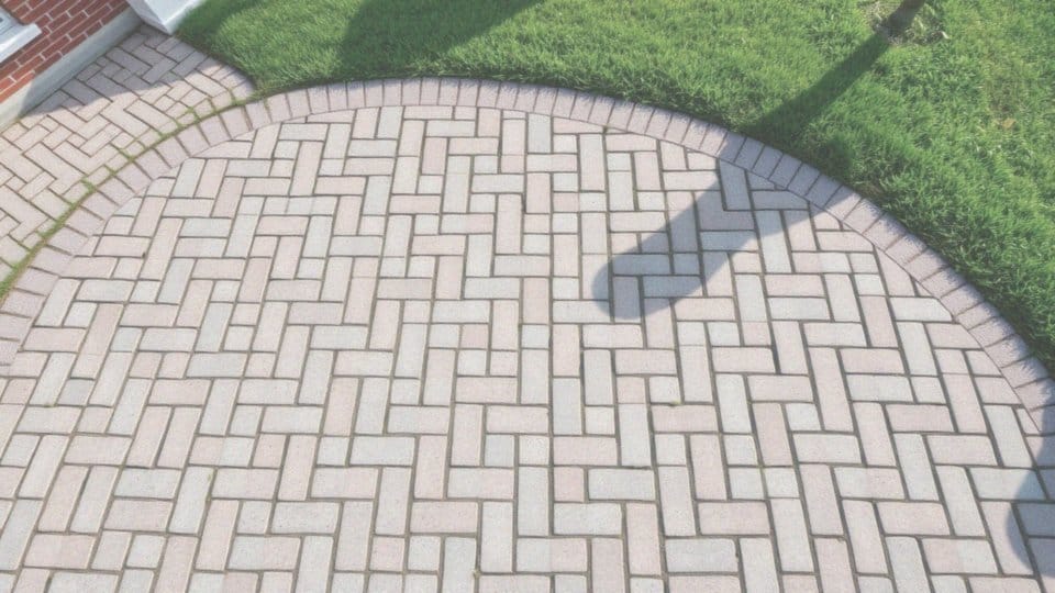 Jakie techniki wzornictwa można zastosować przy układaniu kostki brukowej?