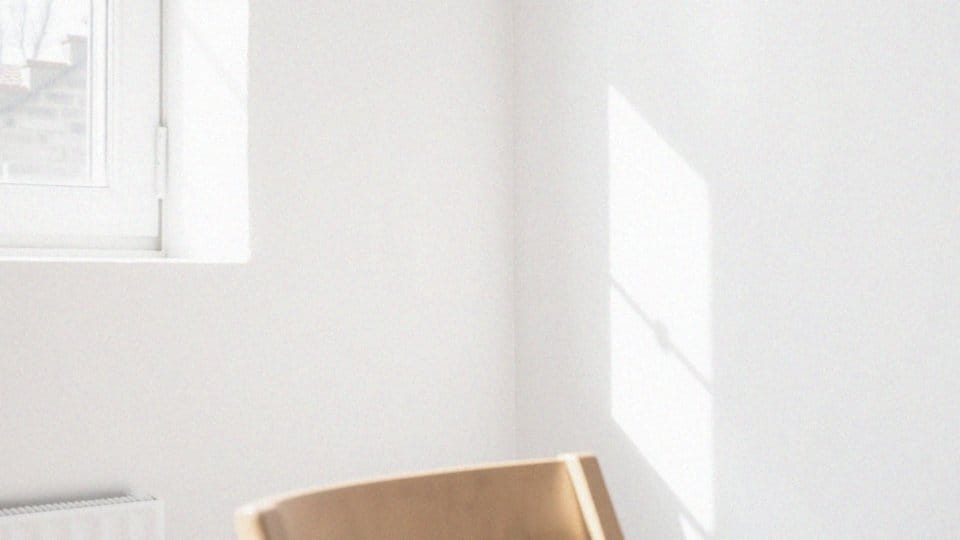 Jakie są zalety zastosowania farby satynowej białej?