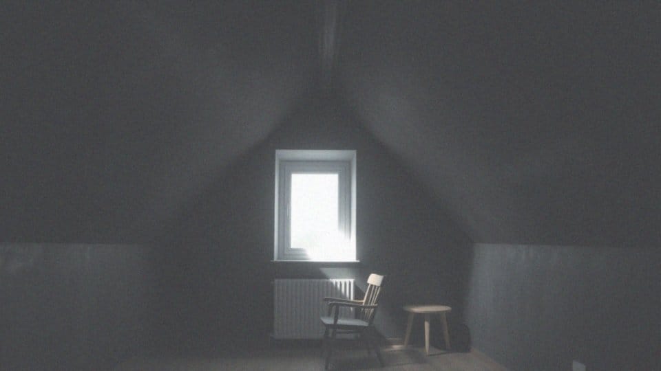 Jakie są skutki stosowania ciemnych kolorów na poddaszu?