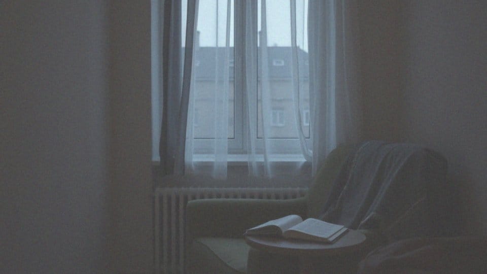 Jakie są skutki przebywania w ciemnym pokoju dla samopoczucia?