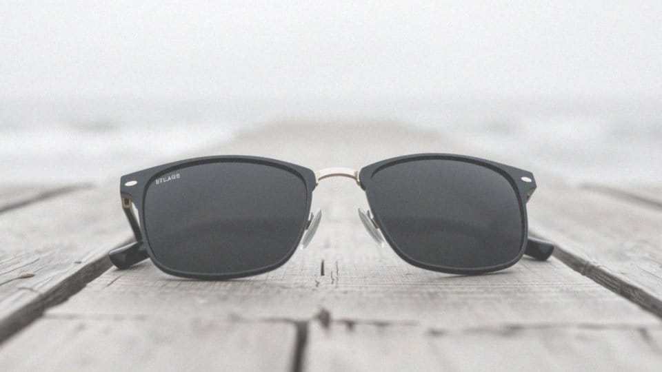 Okulary przeciwsłoneczne z filtrem UV i polaryzacją – ochrona i komfort