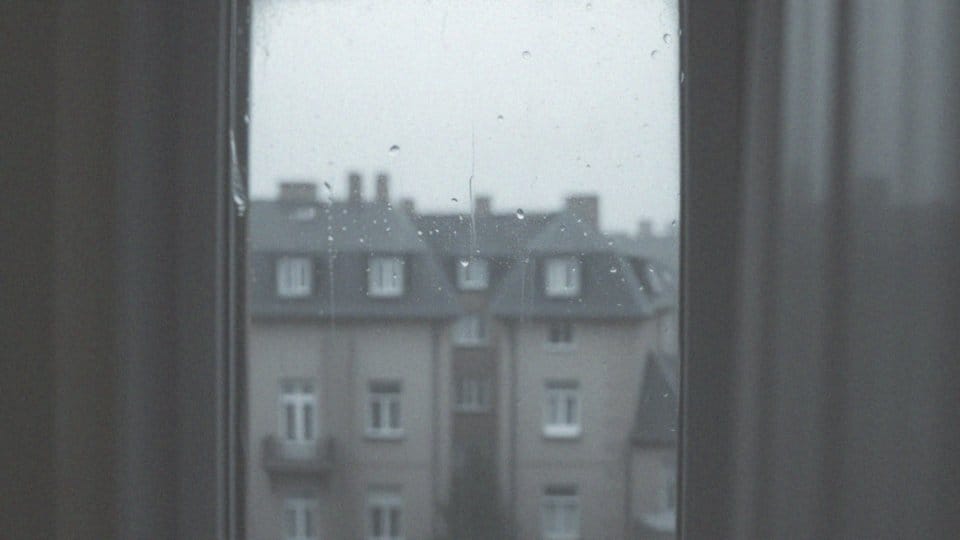 Sennik: widzieć jak ktoś wypada przez okno – znaczenie snu